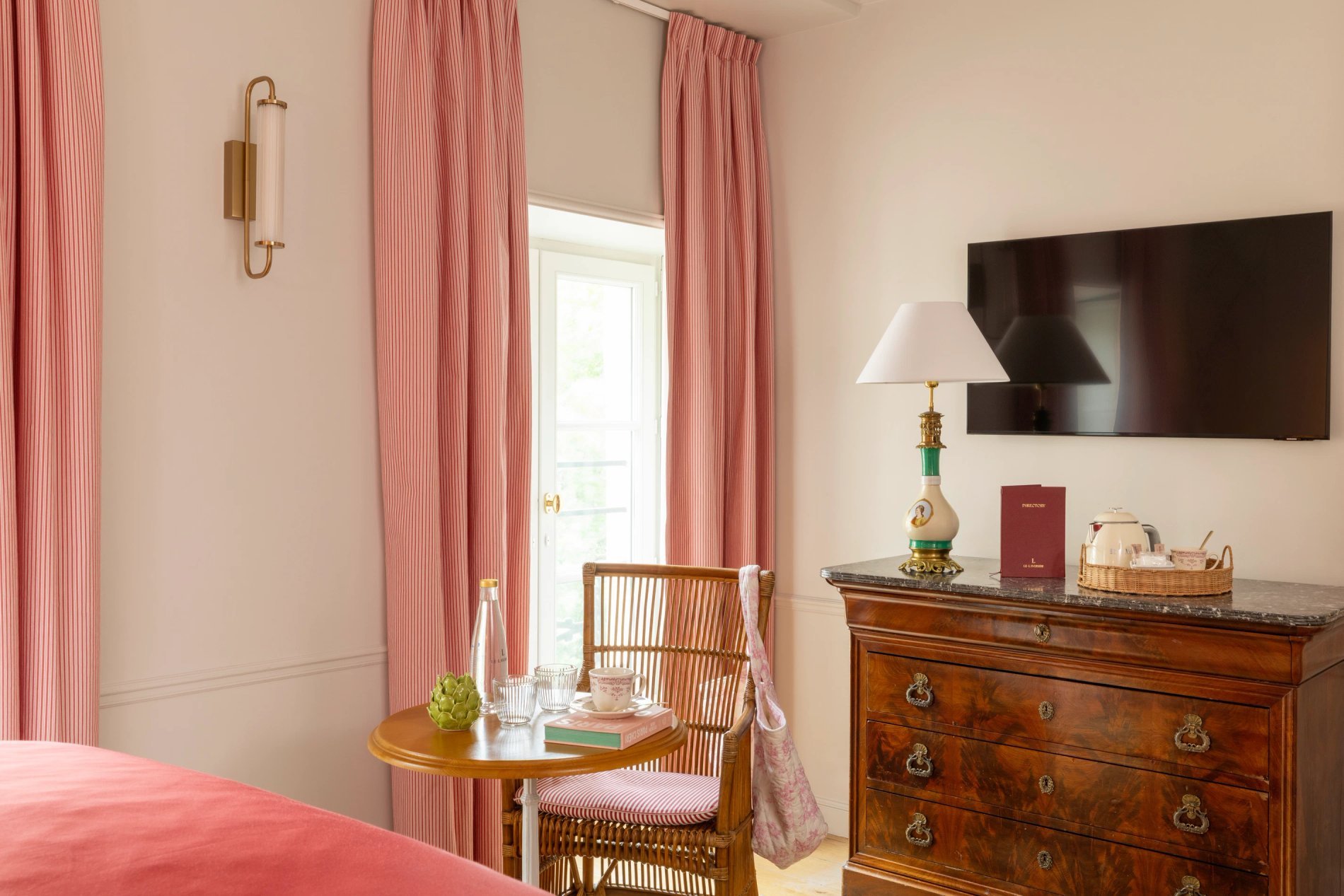 Hôtel Le Lavoisier Chambre Supérieure Bouilloire TV