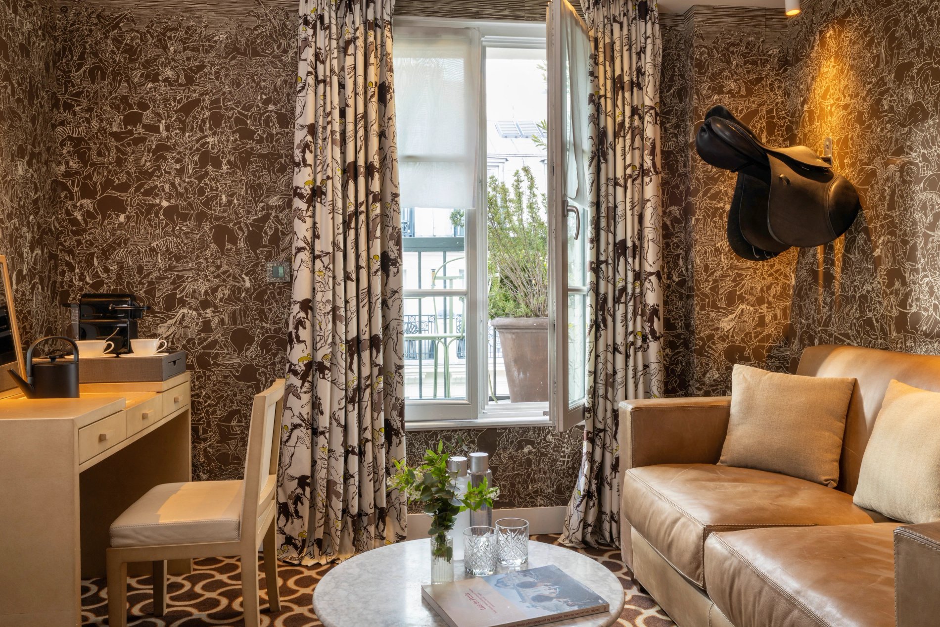 Hôtel Le Pradey Chambre Suite Balcon Canapé Bureau Machine à café Bouilloire