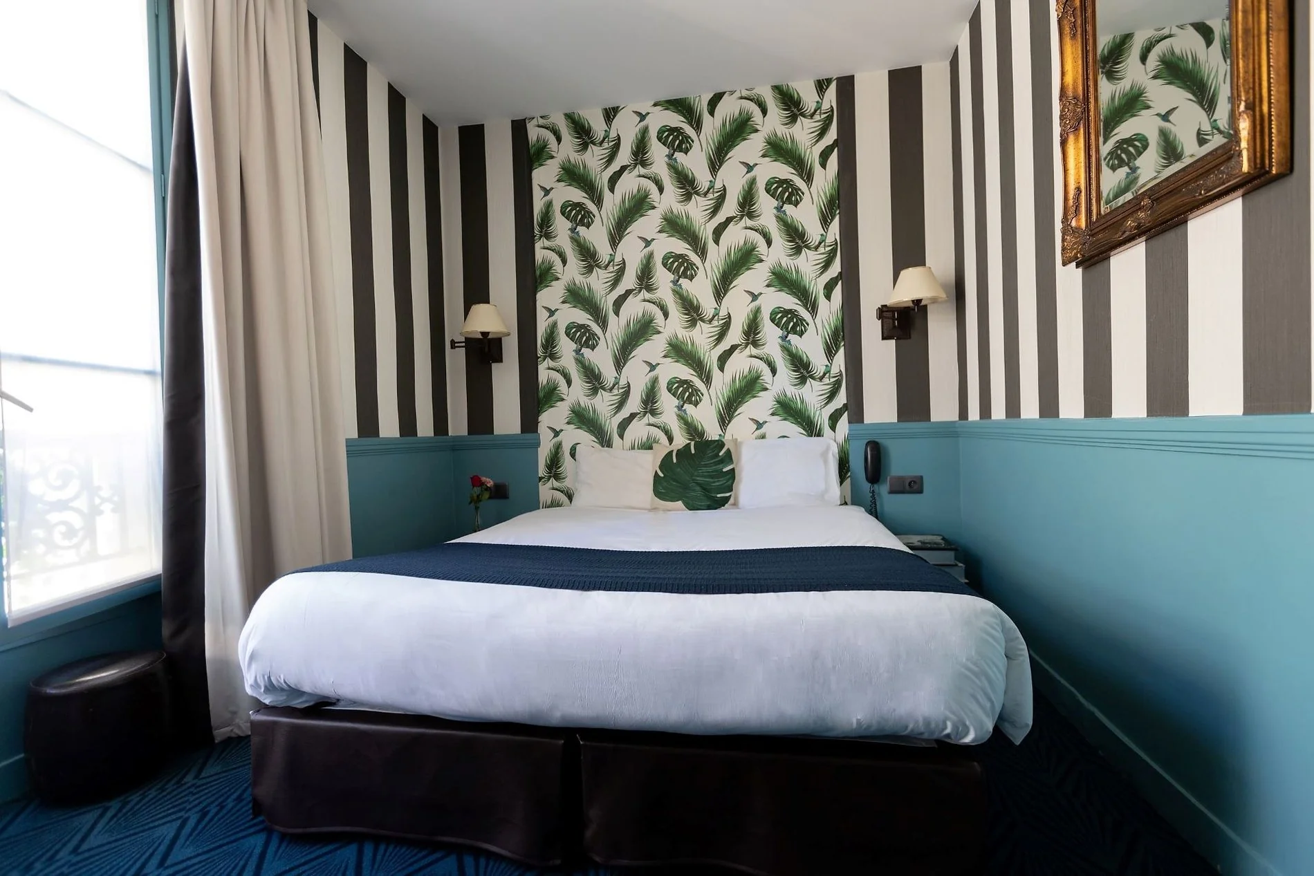 Chambre Théâtre spacieuse de l'Hôtel du Théâtre avec lit double, décoration contemporaine et lumière naturelle à Paris 17.