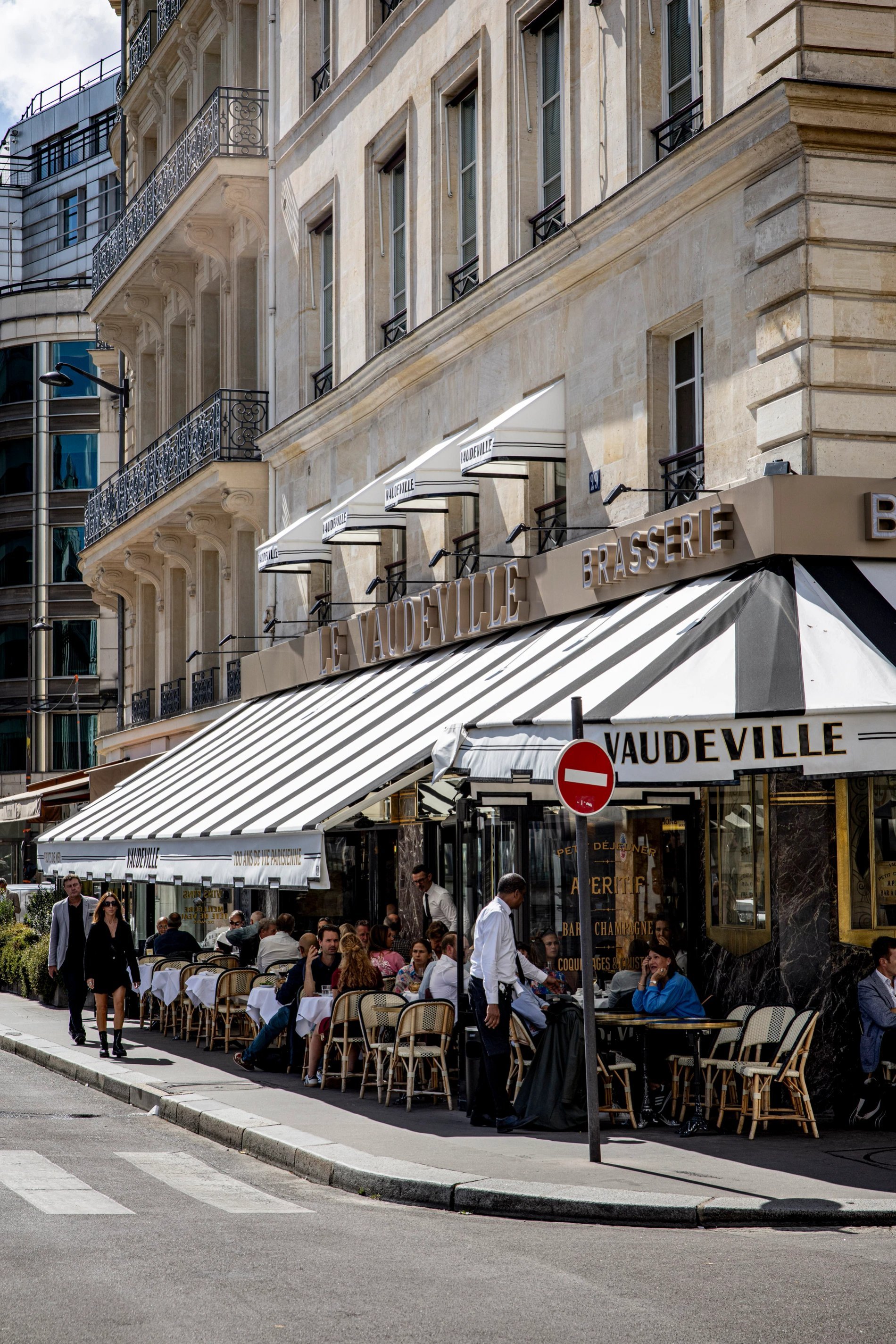 La terrazza soleggiata della brasserie parigina Le Vaudeville in Place de la Bourse