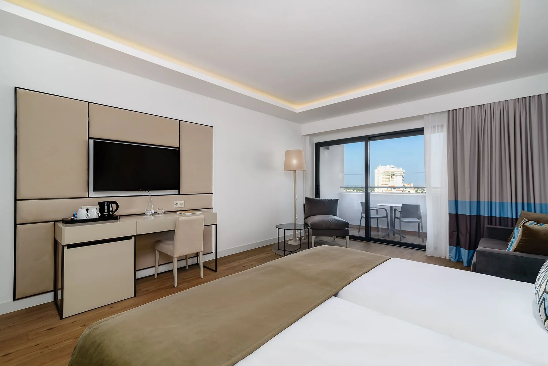 Geräumiges und komfortables Superior-Zimmer mit Sofa und Balkon im Jupiter Albufeira Hotel