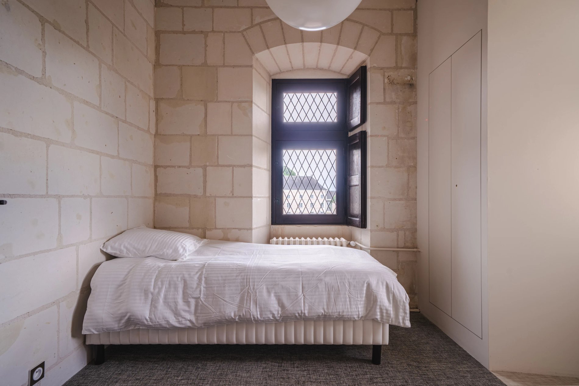 Lit confortable dans chambre triple du château Coudray Montpensier.