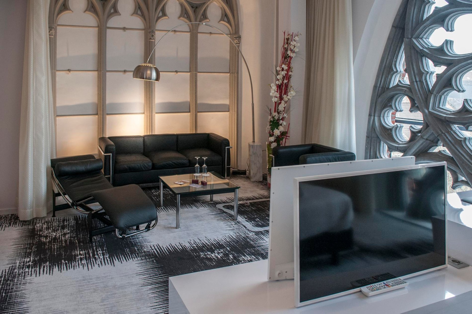 Gemütliche Lounge im Best of Home Zimmer mit architektonischen Details.