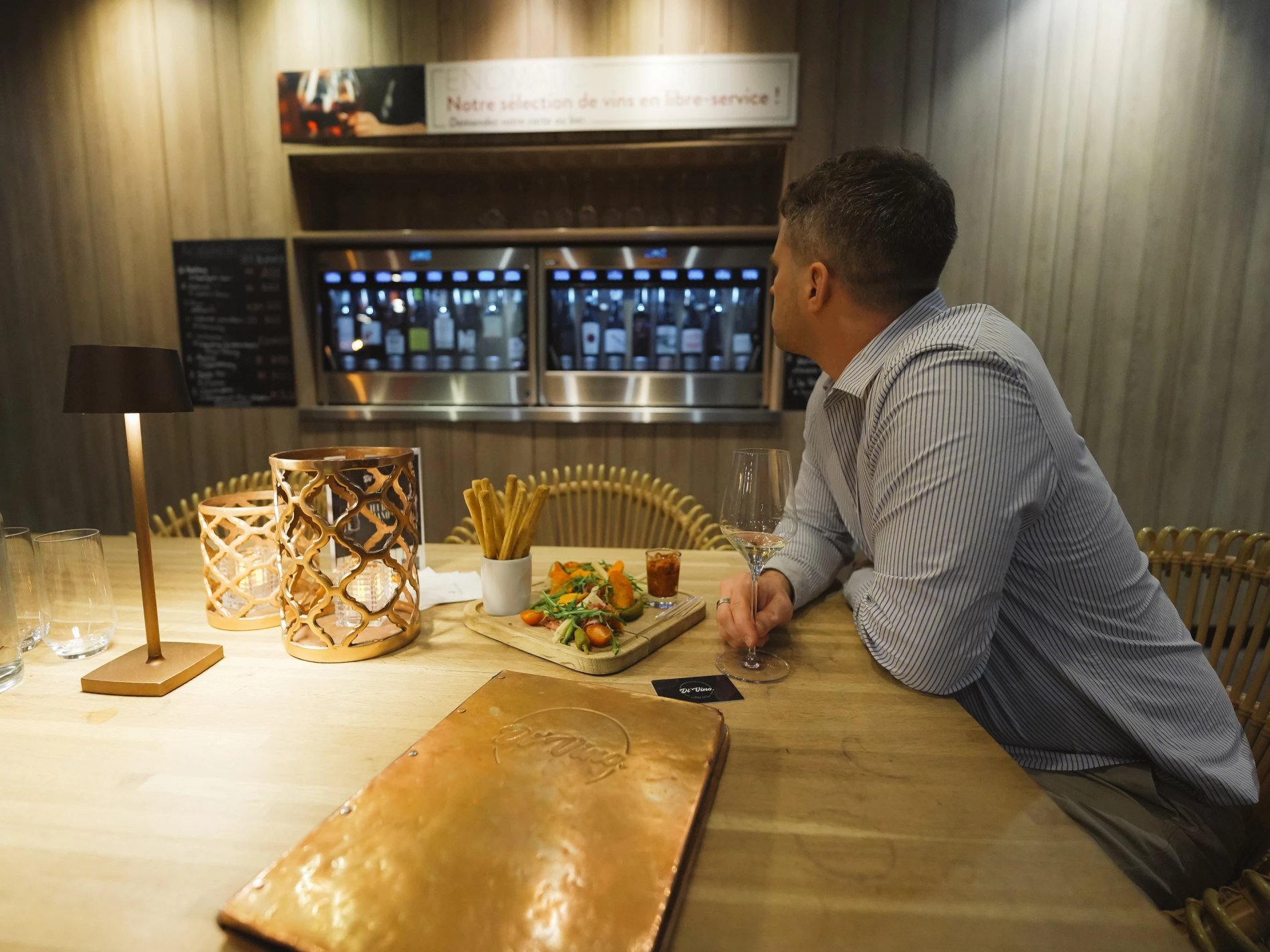 Heller und dekorierter Speisesaal im Restaurant B'Comme bei Martin's Hotels.