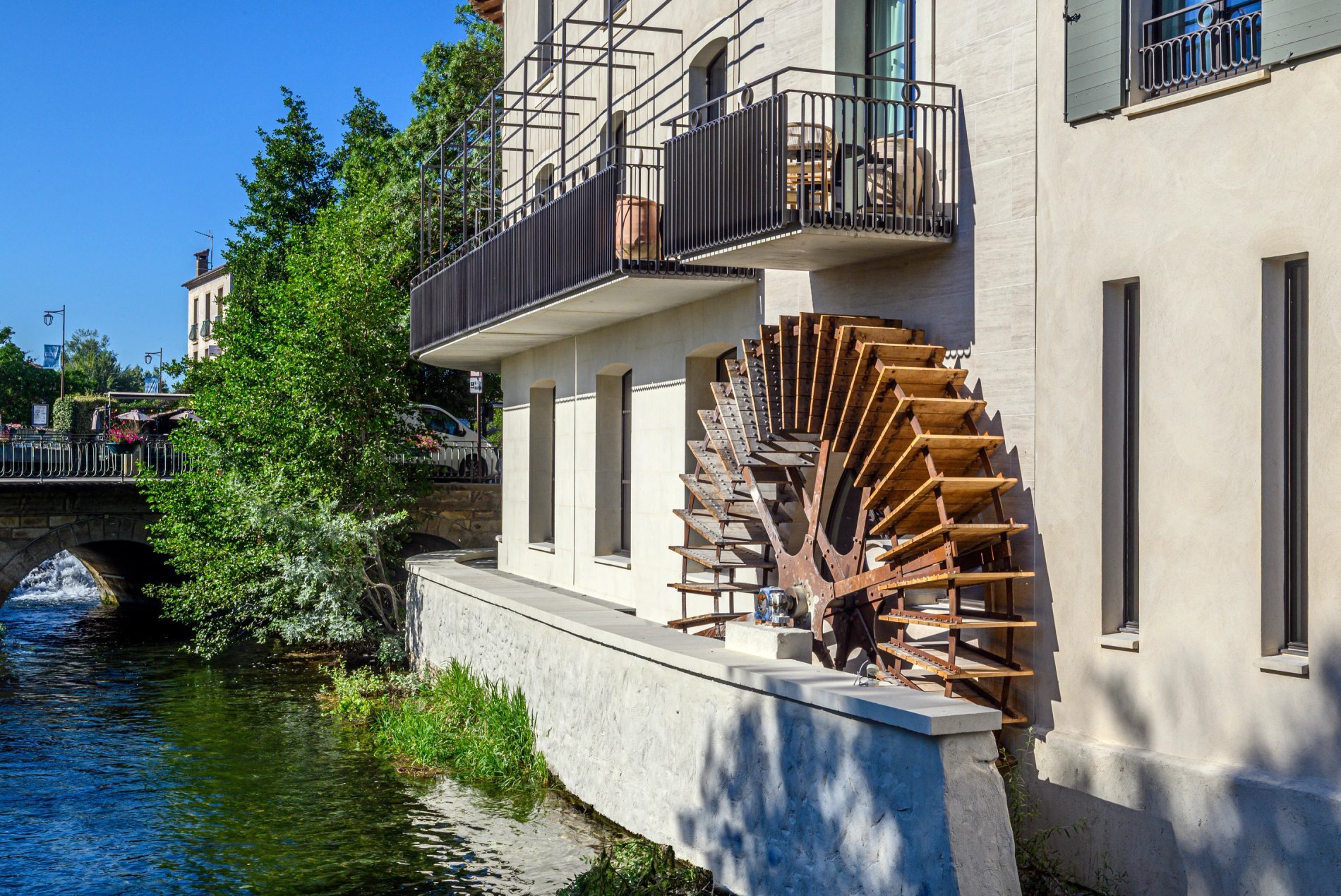 Vue rapprochée de la roue à aubes et des balcons de L’Isle de Leos.