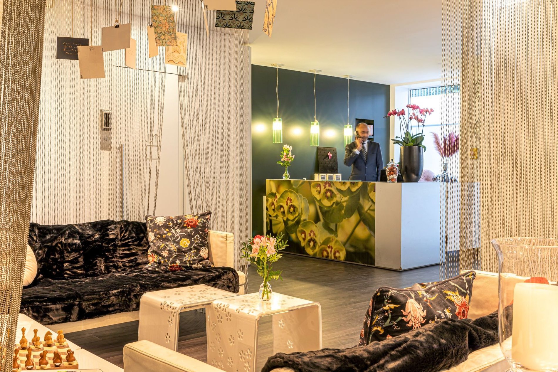Réception ouverte 24h/24 de l’Hôtel Glasgow Monceau à Paris avec salon élégant et accueil personnalisé