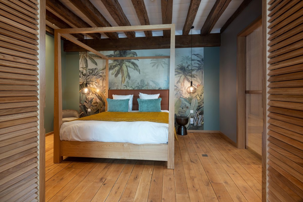 Martin's Relais 4****, Elegant suite at Martin's Relais with king-size bed and refined decor.