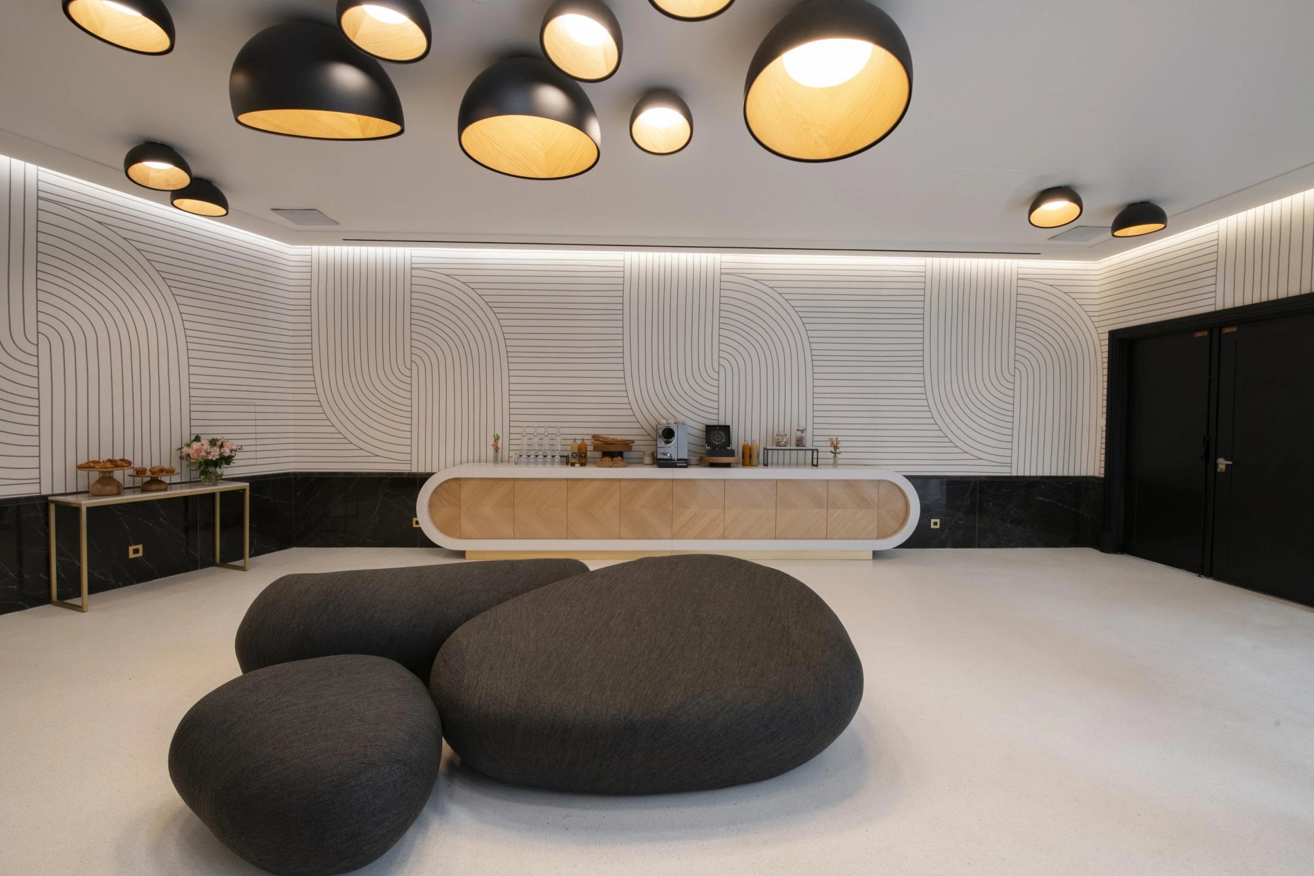 Maison Albar - Le Victoria | Espace détente séminaire : poufs, boissons chaudes, froides, encas.