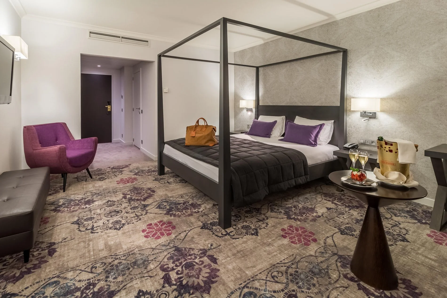 Chambre élégante avec lit à baldaquin et décoration chaleureuse.
