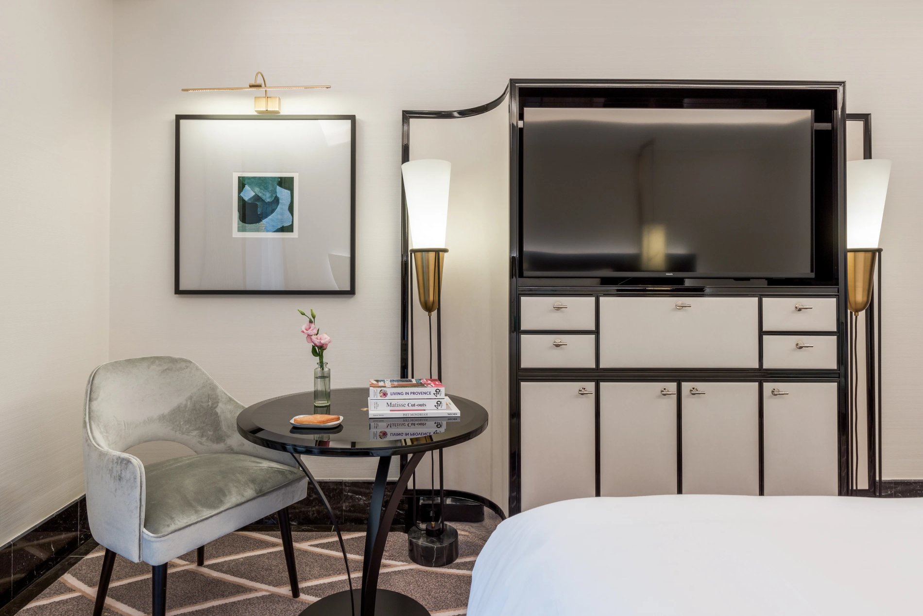 Maison Albar - Le Victoria | TV in deluxe sea view room