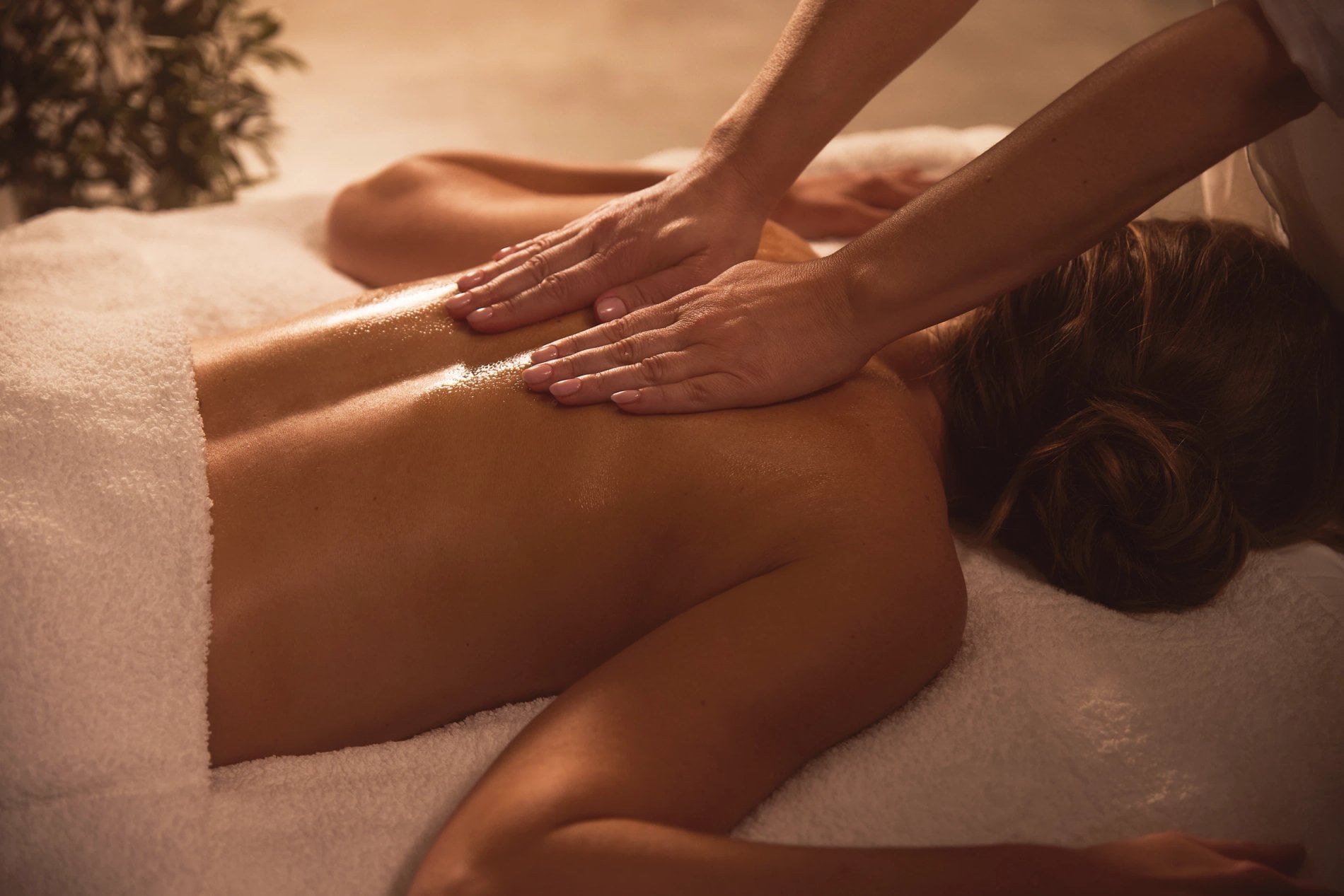 Massage relaxant du dos dans une cabine bien-être à L'Isle de Leos