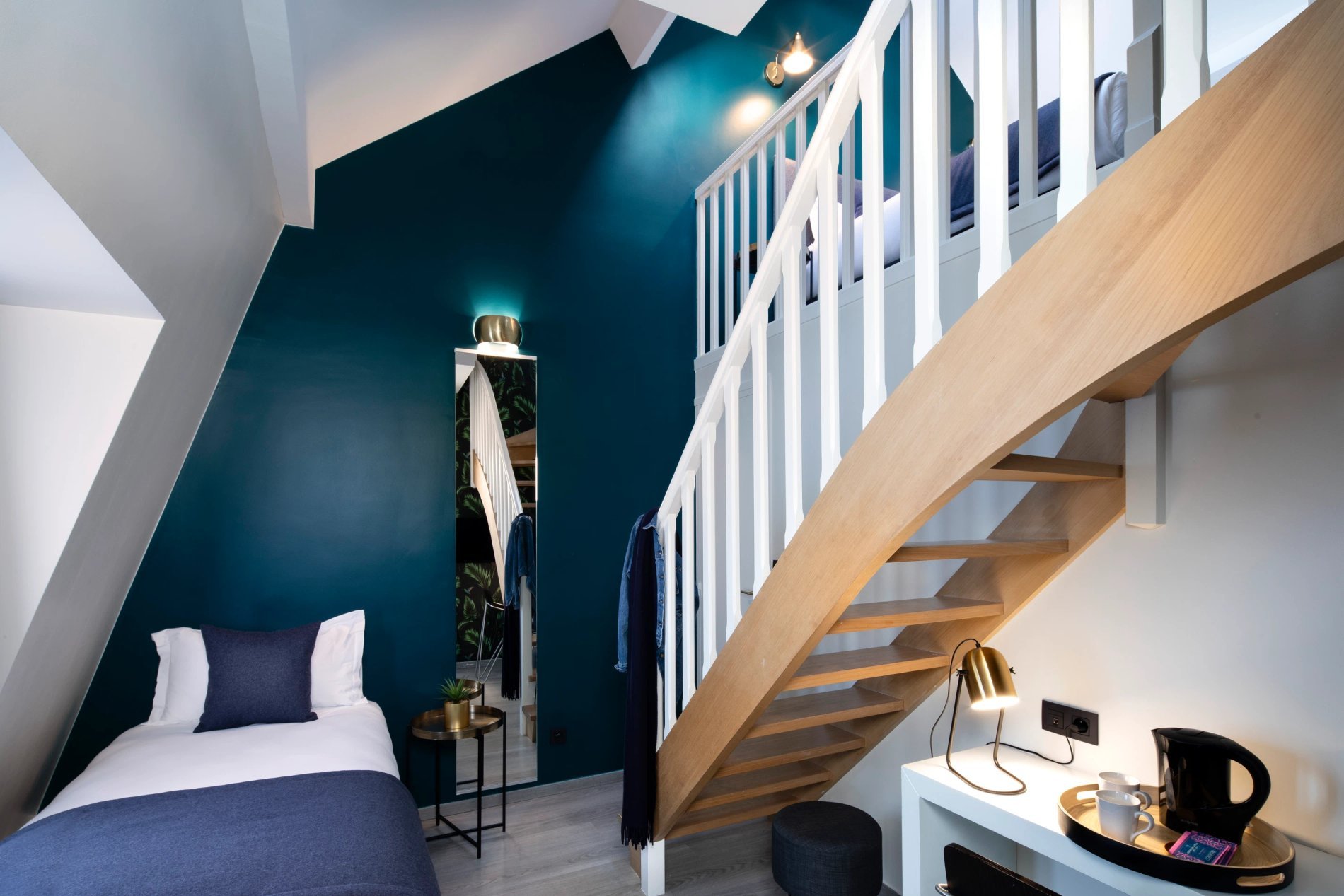 Hotel Brady Deluxe Room Mezzanine Desk Kettle