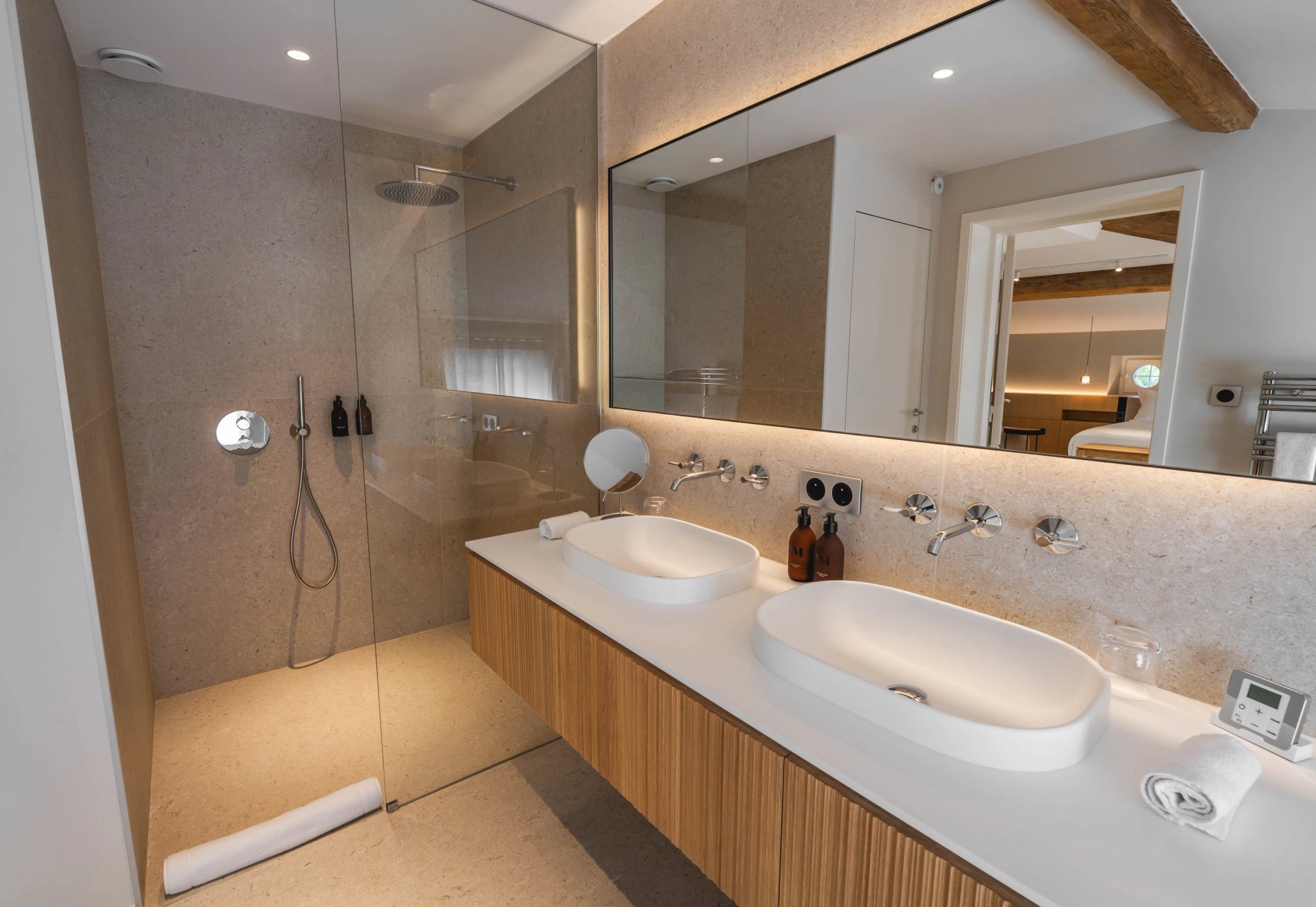 Salle de bain moderne avec douche à l’italienne dans la Suite Élégance de la Villa des Vignes