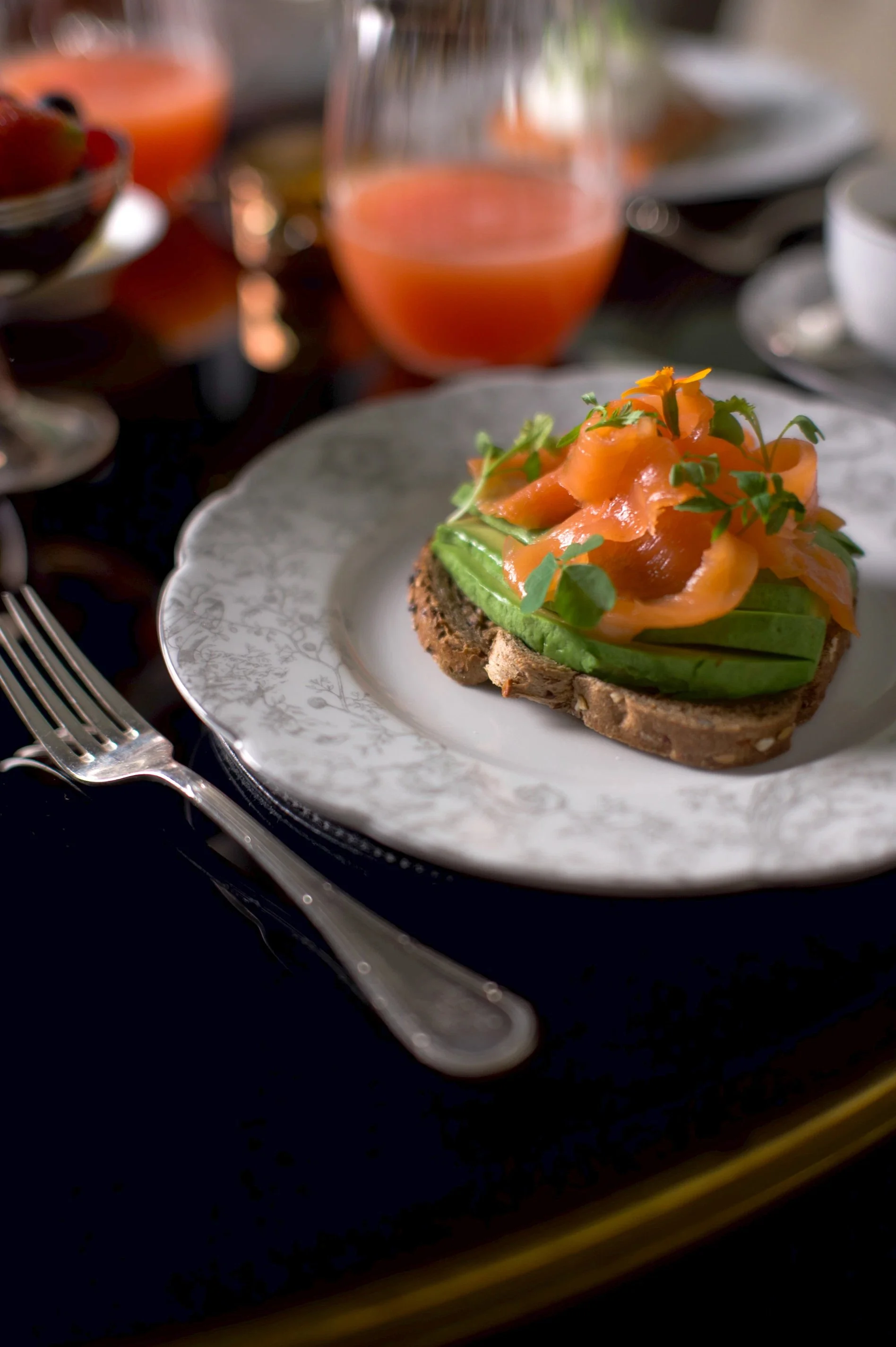 Tartine avocat et saumon fumé servie au petit-déjeuner à l’Hôtel San Régis, cuisine saine et élégante à Paris.