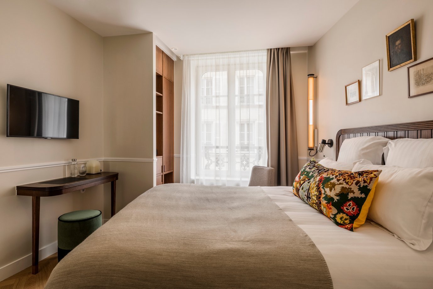 Chambre d'hôtel à l'Hôtel Chamar avec lit double et télévision murale.