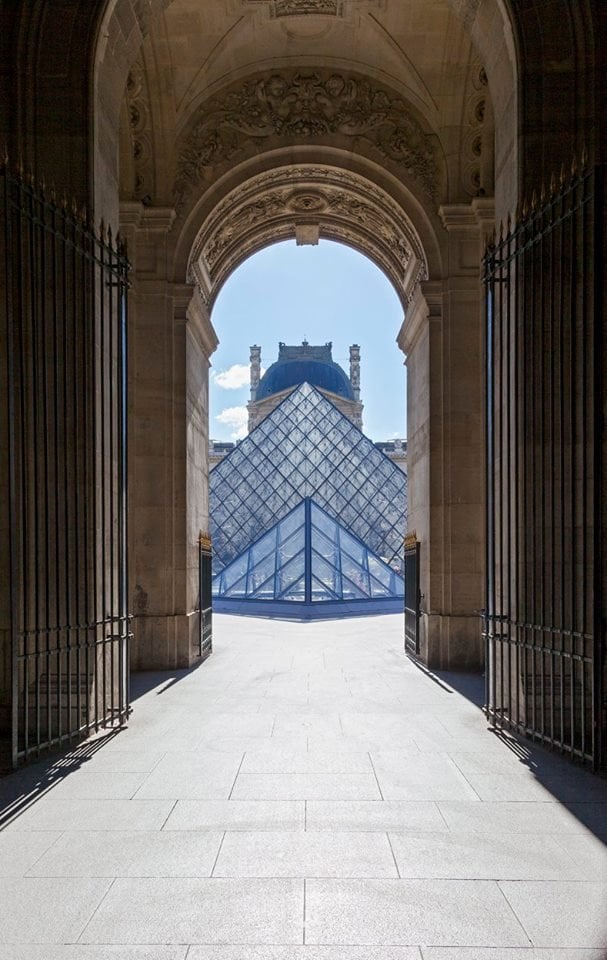 Vue sur la Pyramide du Louvre