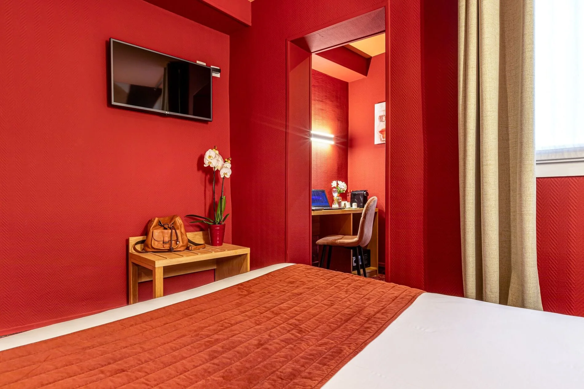 Chambre Confort Double avec télévision, espace de rangement et décoration chaleureuse à l'Hôtel Ariane Montparnasse