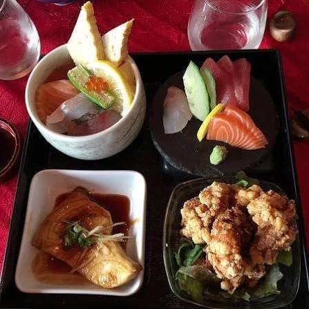 Assortiment de spécialités japonaises du restaurant Shiki à Boulogne-Billancourt, avec sashimis, plats traditionnels et cuisine authentique, à proximité de l’Hôtel Olympic.