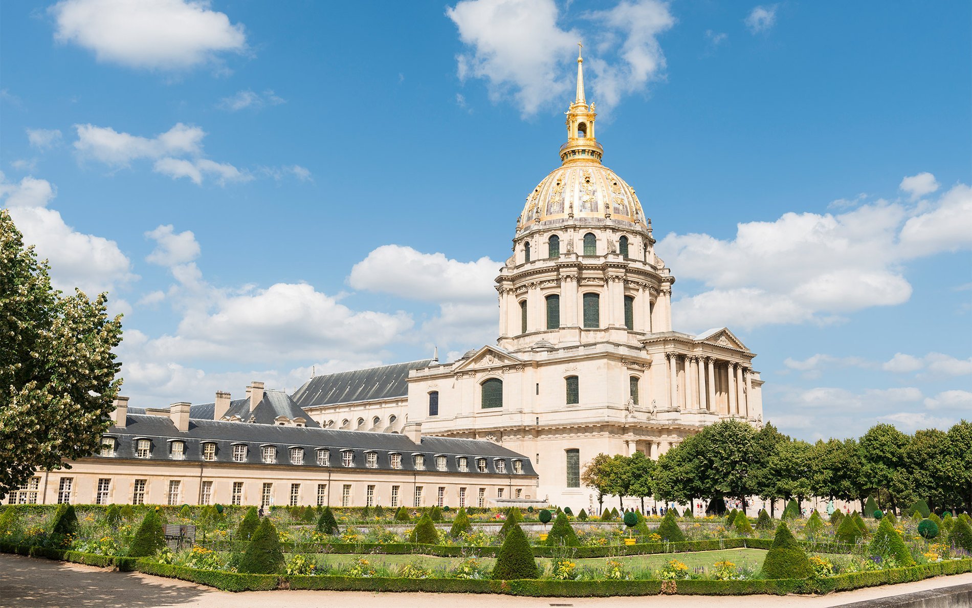 The Dôme des Invalides under a blue sky, an architectural gem near Hôtel San Régis, ideal for a cultural stay in Paris.