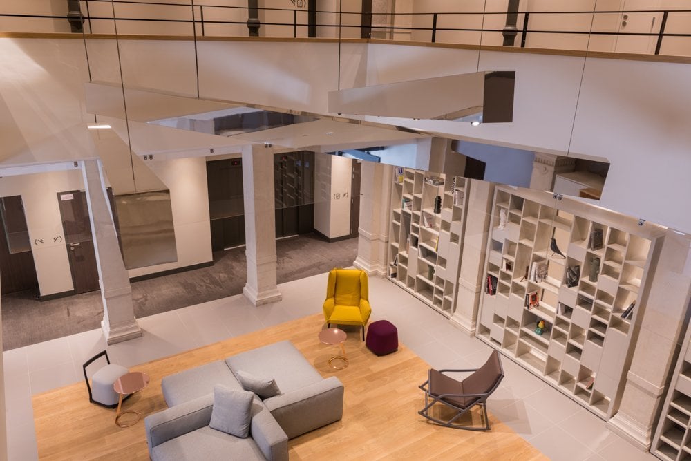 Le Lobby de l’hôtel Maison Nô Boutique hôtel Lyon, aménagé avec de confortables fauteuils.
