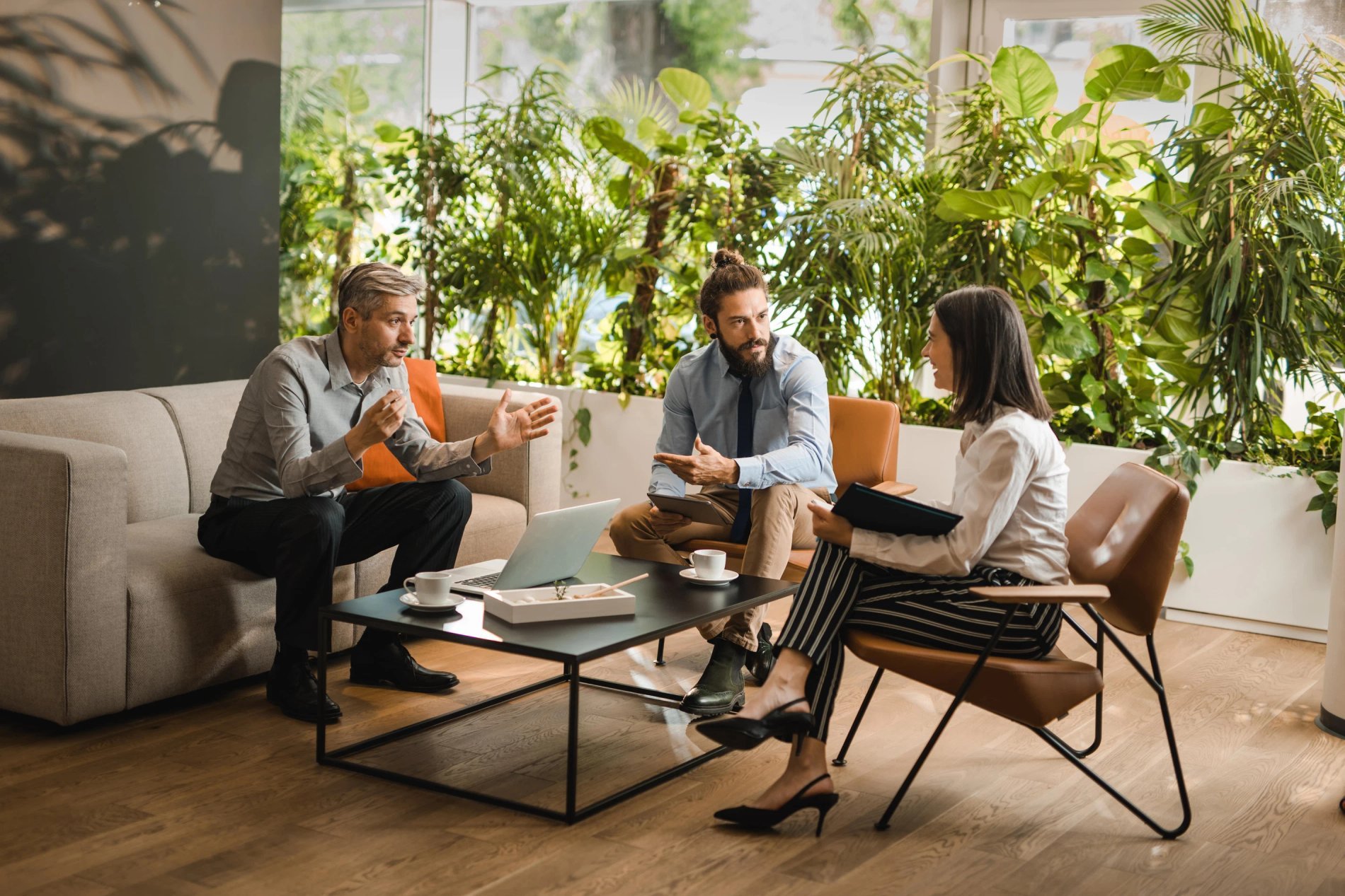 Groupe de personnes en discussion lors d'un événement informel à l'Hôtel VOCO Paris Montparnasse.