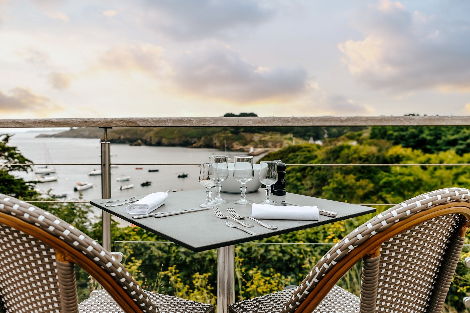 Terrace table at Hotel Le Cardinal restaurant in Belle-Île-en-Mer with view of Sauzon harbor