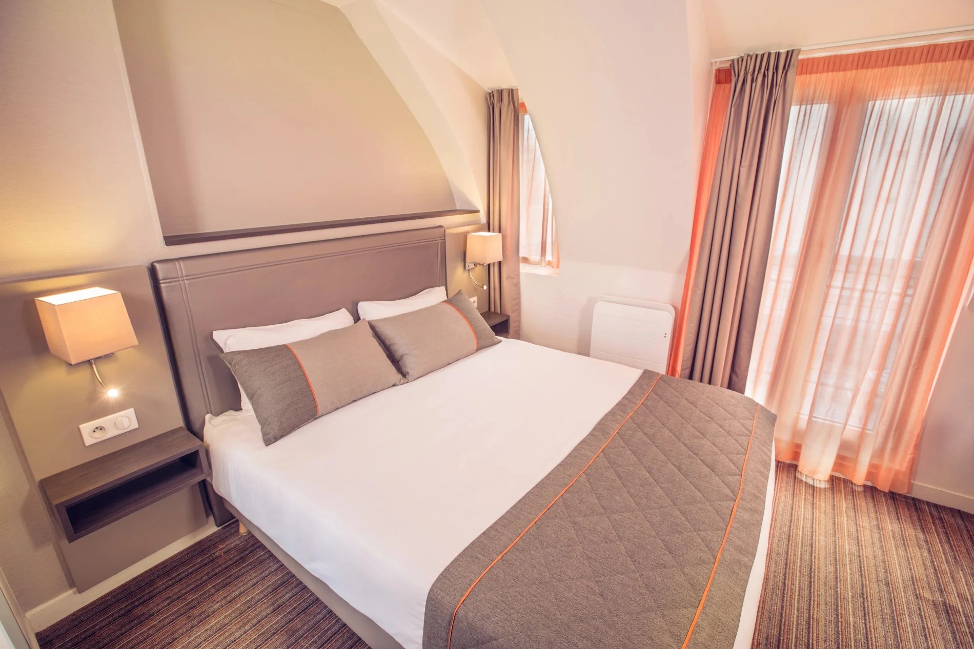 Suite au Timhotel, avec lit king-size et grande fenêtre