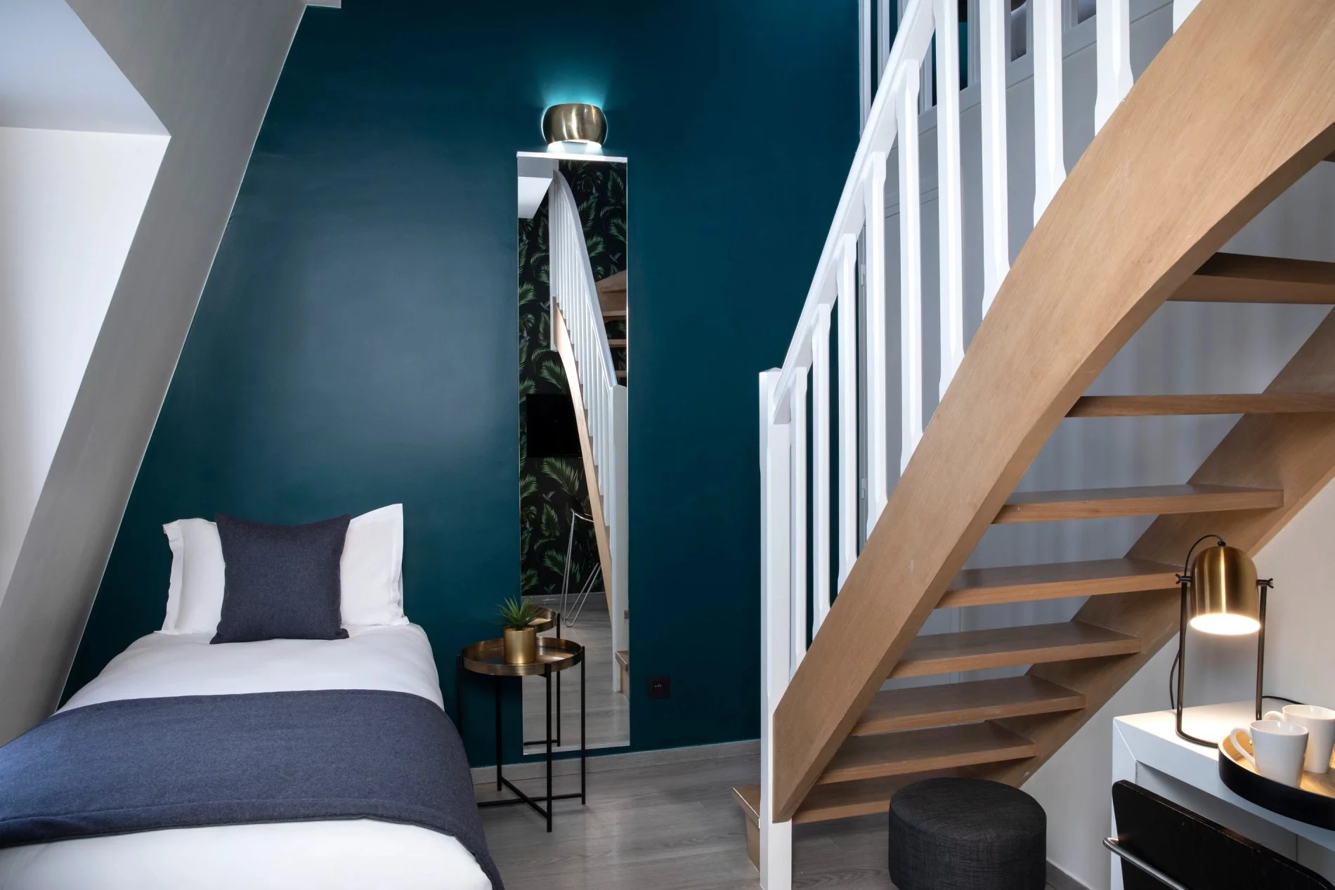 Hotel Brady Deluxe Room Mezzanine Desk