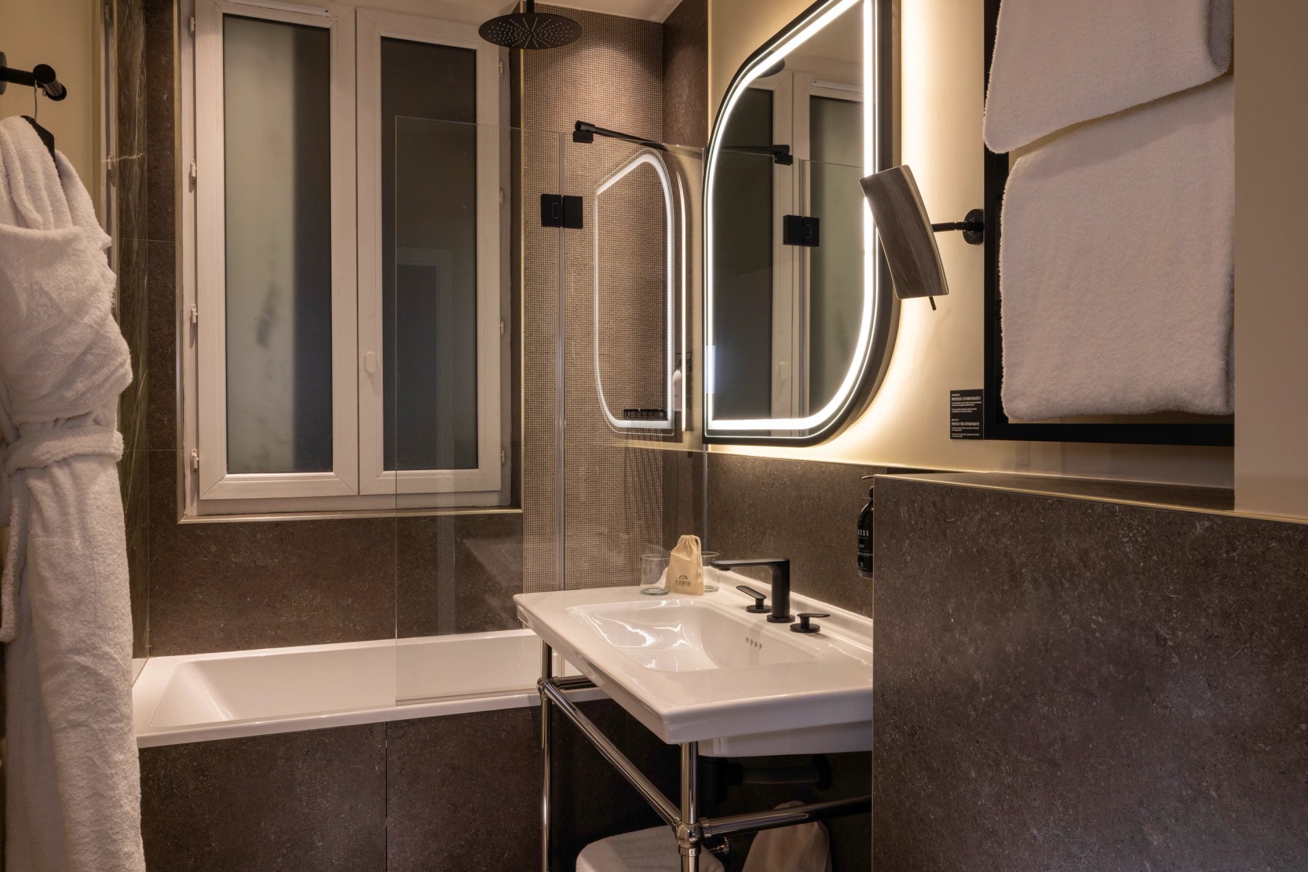 Hotel L'Ormaie Deluxe Room Bathroom Bathtub