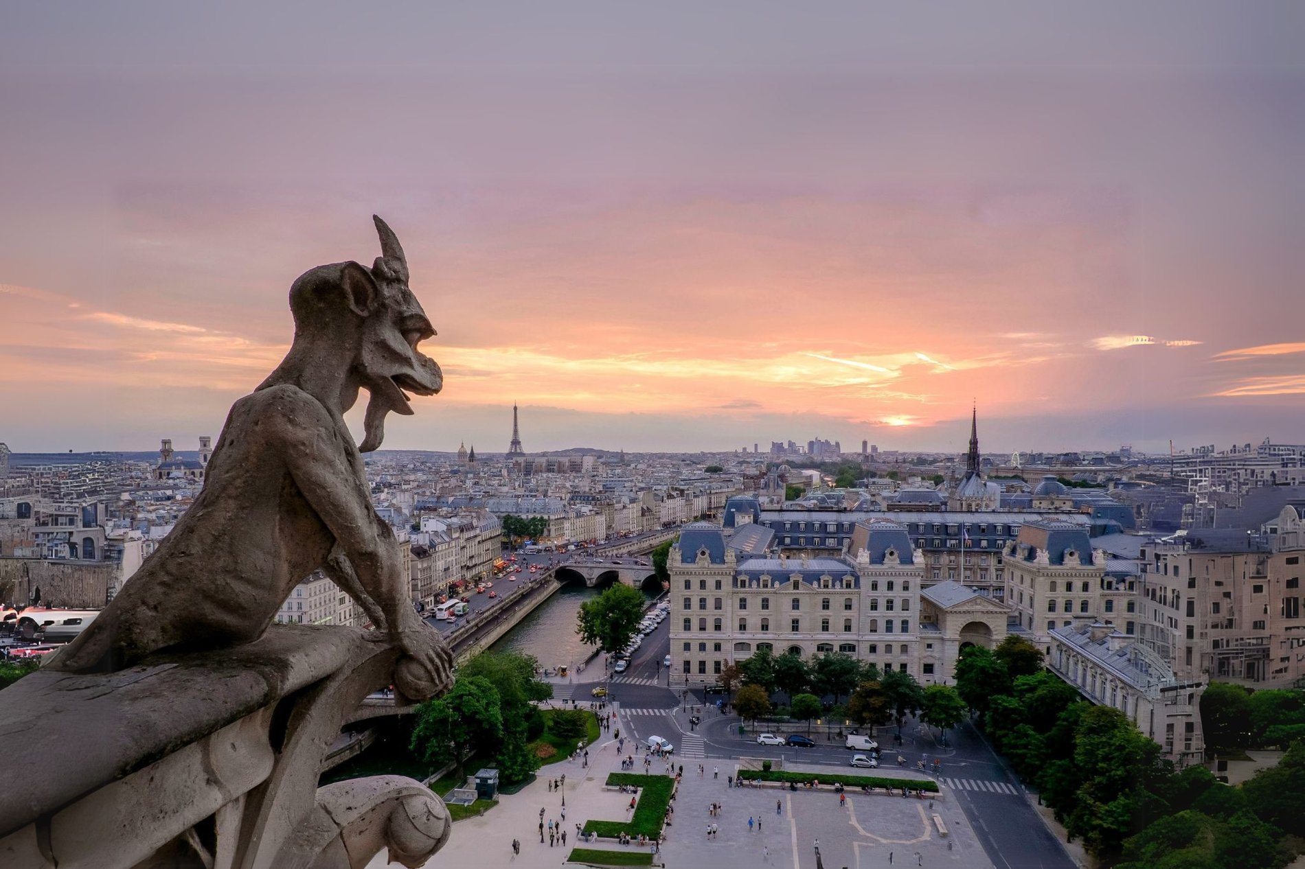 romantic hotel paris center - view of the neighborhood
