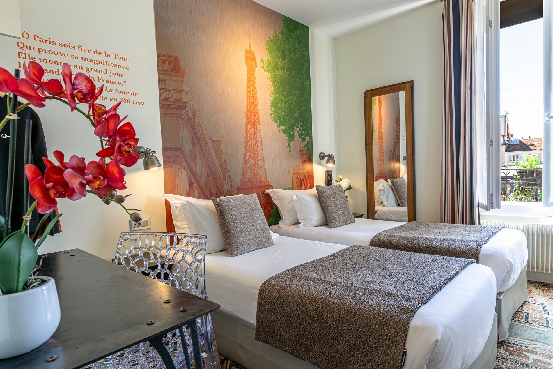 Chambre Twin Eiffel lumineuse de l'Hôtel Alpha Paris Eiffel à Boulogne-Billancourt.