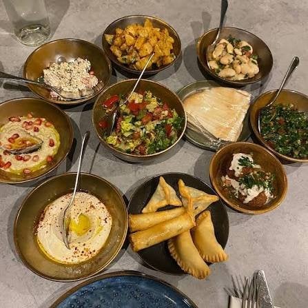 Mezzés et spécialités libanaises du restaurant Chez Madeleine à Boulogne-Billancourt, cuisine authentique et conviviale à proximité de l’Hôtel Olympic.