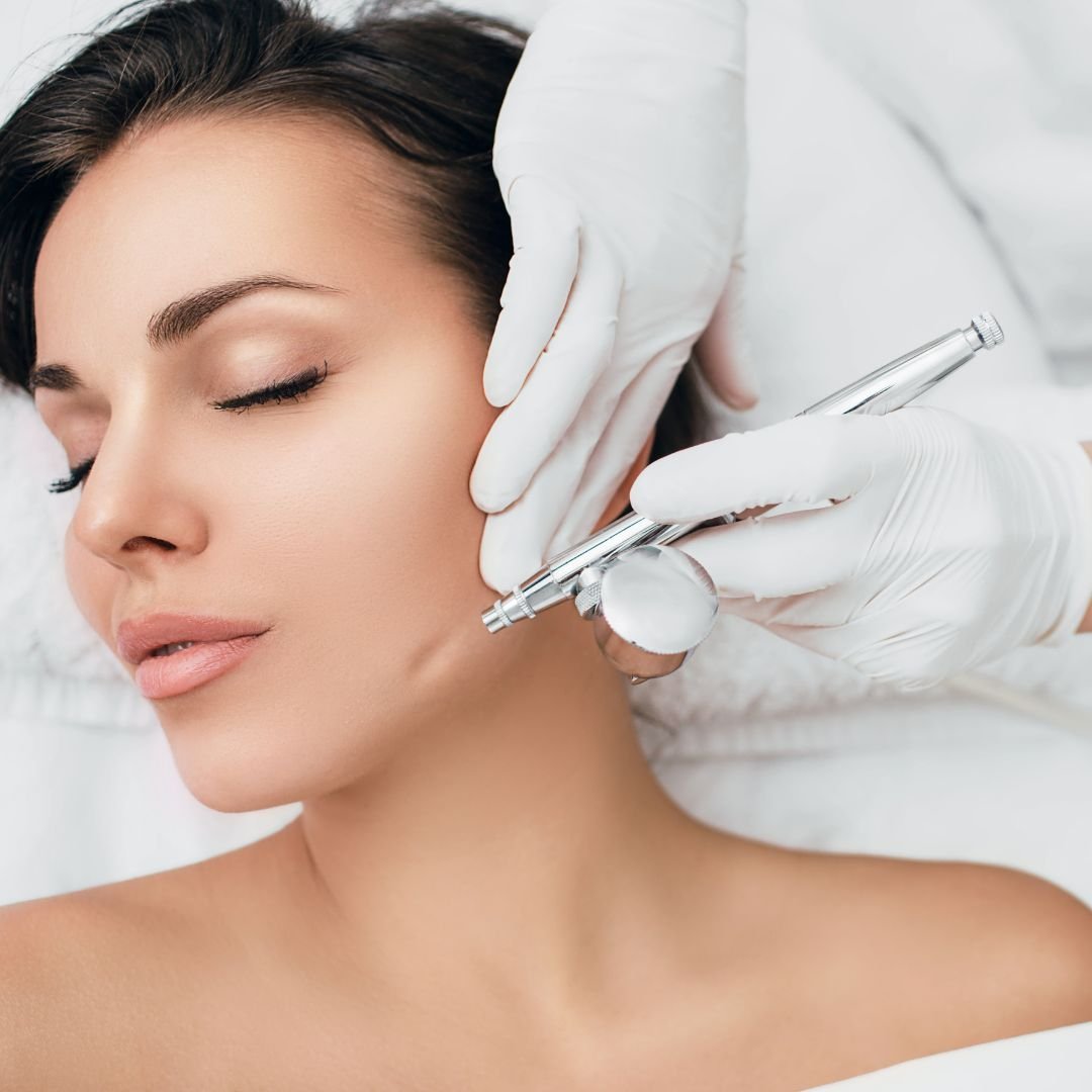 Soin esthétique de précision au Mont Spa Les Trésoms à Annecy, pour une peau parfaitement traitée.