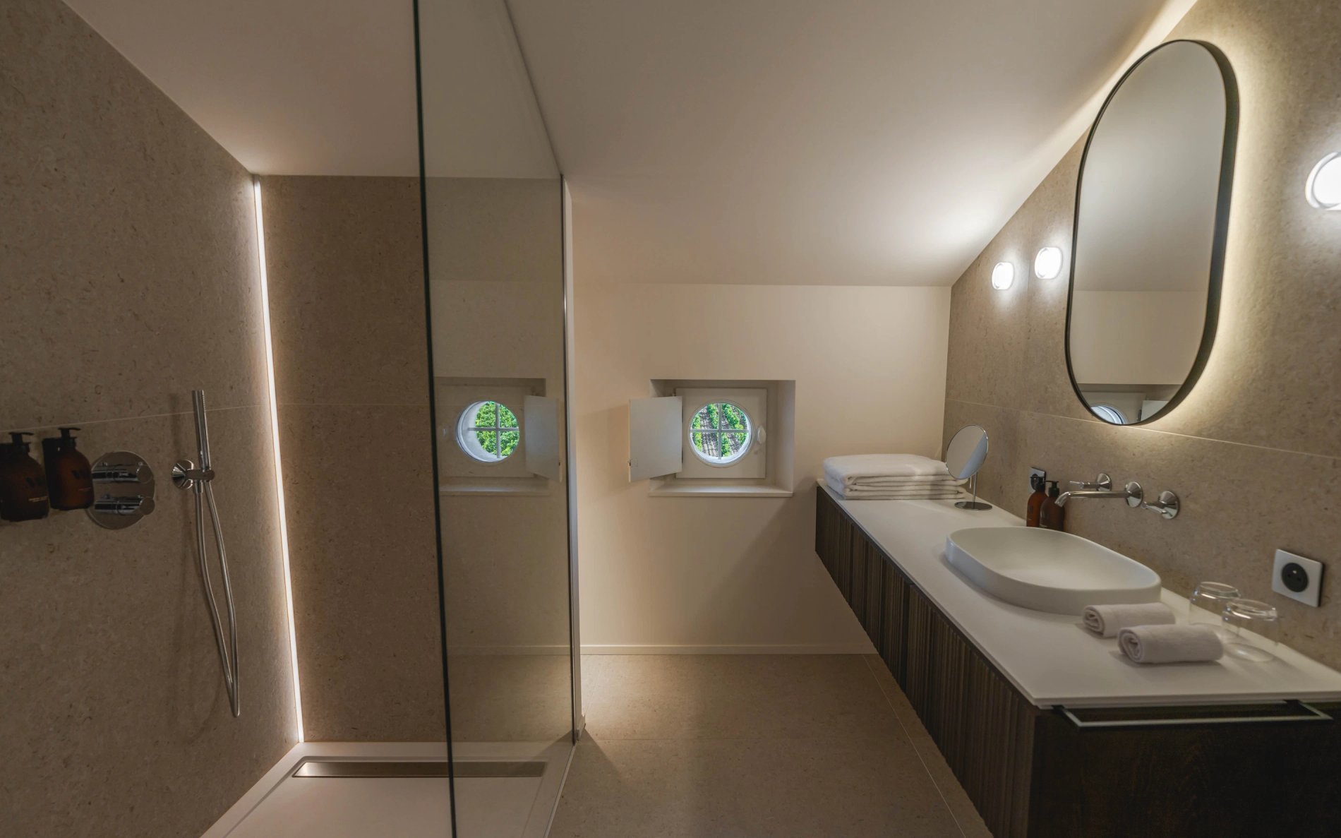 Salle de bain moderne avec douche à l’italienne et double vasque dans la Suite Prestige de la Villa des Vignes