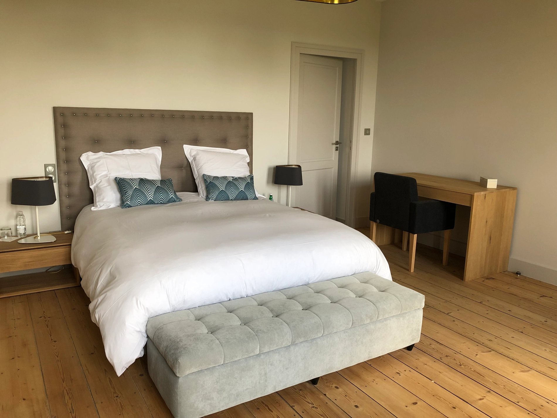 Chambre double spacieuse avec tête de lit capitonnée à La Maison du Château Soutard-Cadet