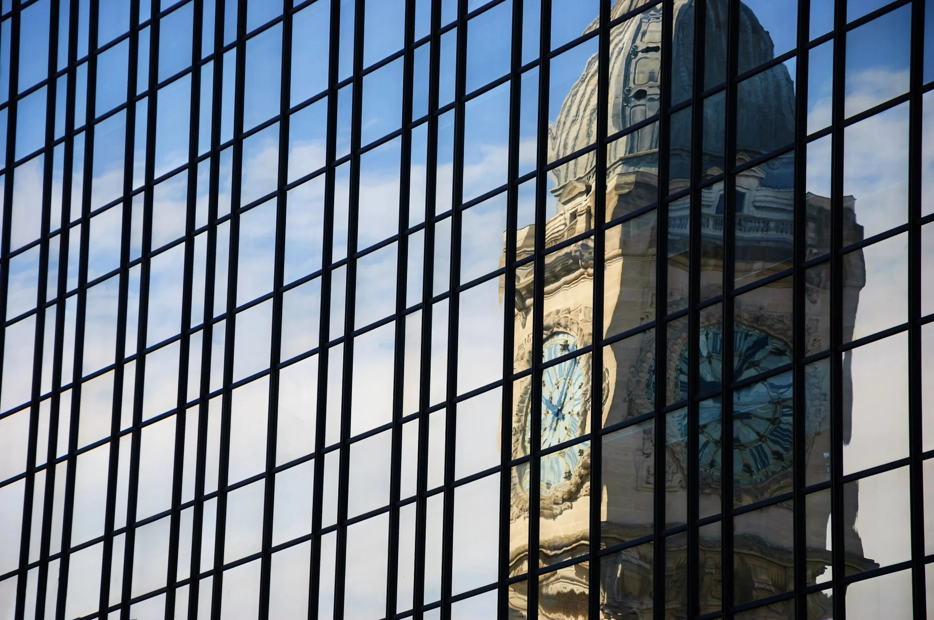 Réflexion de l'Horloge de la Gare de Lyon dans un bâtiment moderne