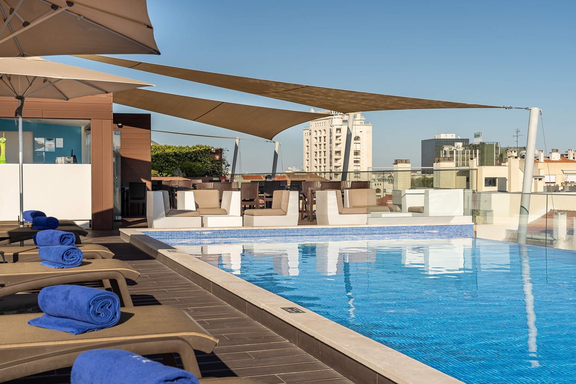 Piscina rinfrescante sul rooftop del Jupiter Lisboa Hotel
