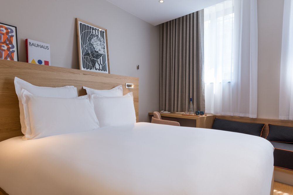 Nô Room, the hotel's signature 25 m² room with open-plan bathroom equipped with bathtub; separate toilet.