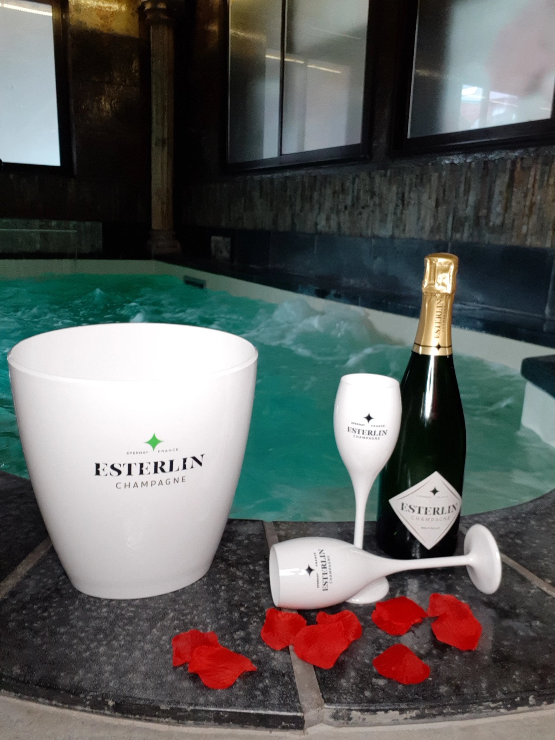 piscine et espace bien-être pour votre séjour en amoureux à deux dans notre hôtel-spa-restaurant à Pont-L'Evêque en Normandie, proche de Deauville, Caen et Lisieux