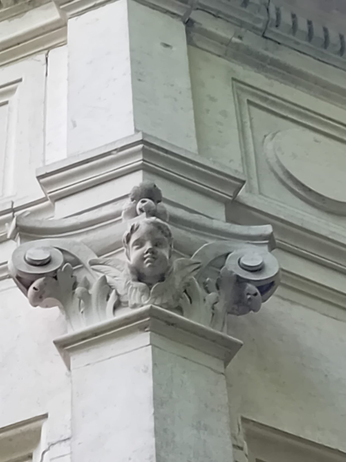 Château de la Rozelle, Sculpture architecturale sur une façade à La Rochelle