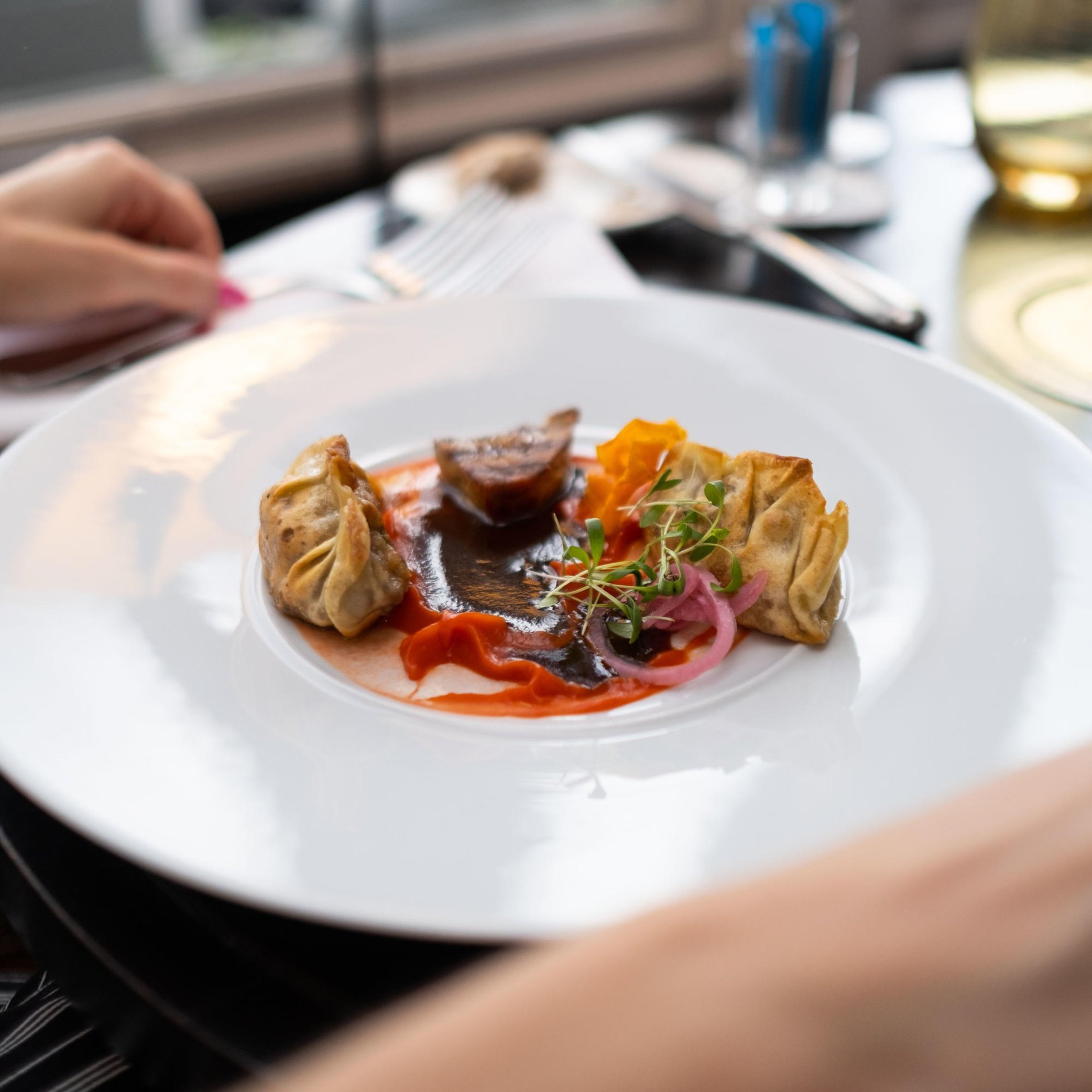 Plat gastronomique raffiné servi au restaurant Genval les Bains