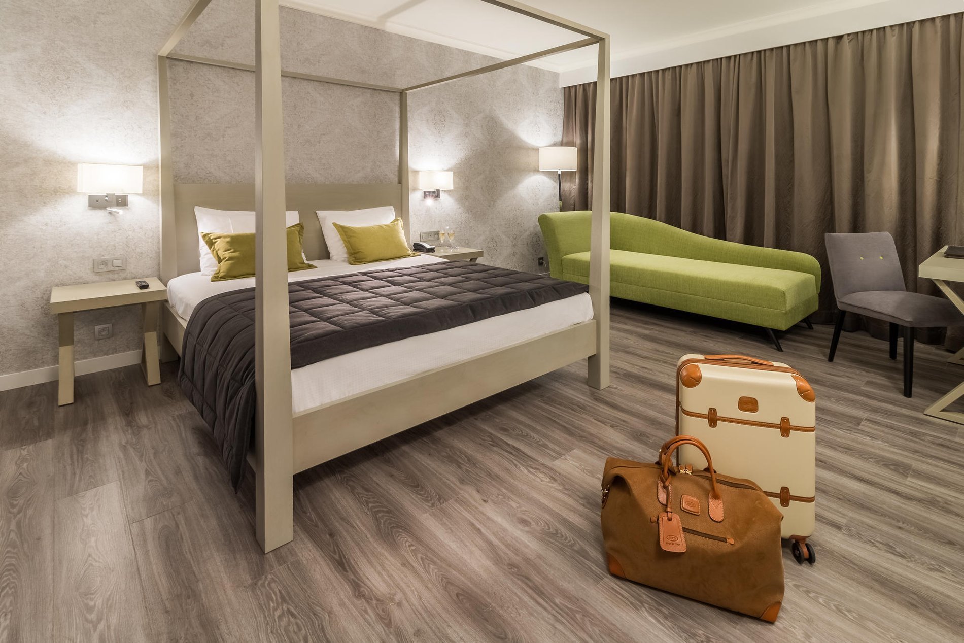 Romantische kamer met hemelbed en gezellige inrichting bij Martin's Château du Lac.