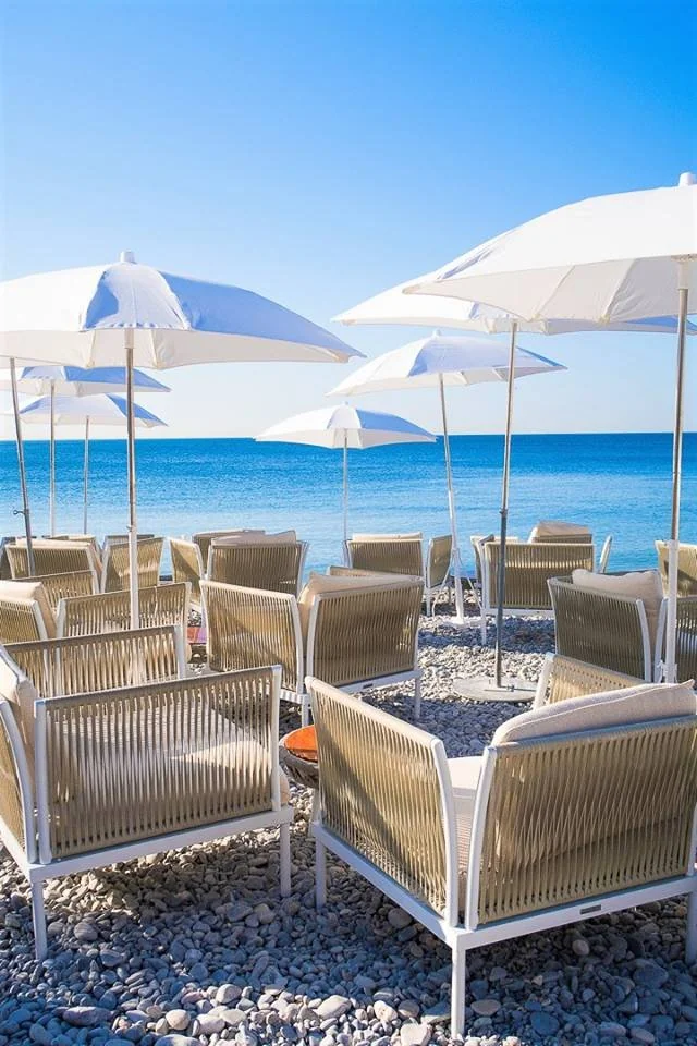 Maison Albar Le Victoria | Relaxation Nice beach: chairs and parasols facing sea.