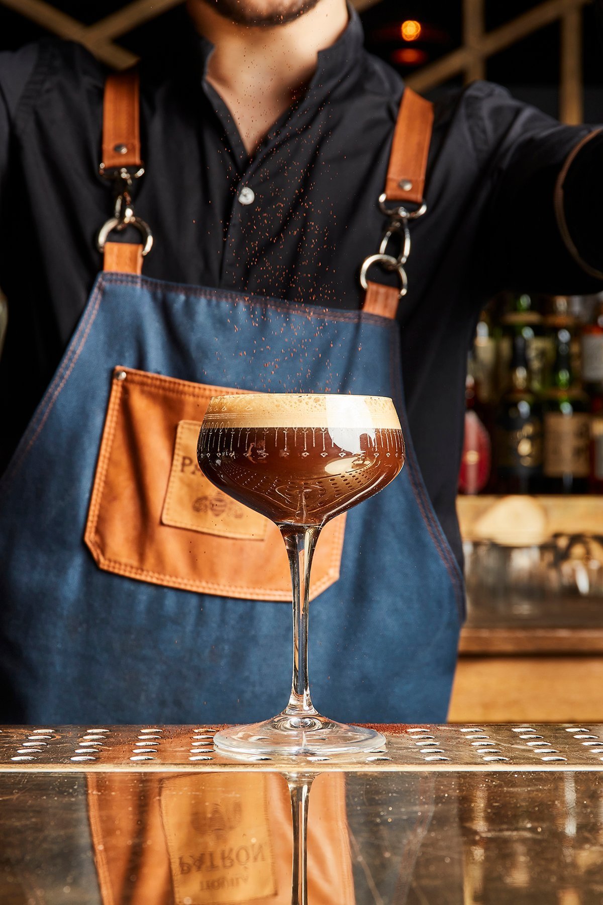 Barman faisant un expresso martinini au bar du Manko Paris
