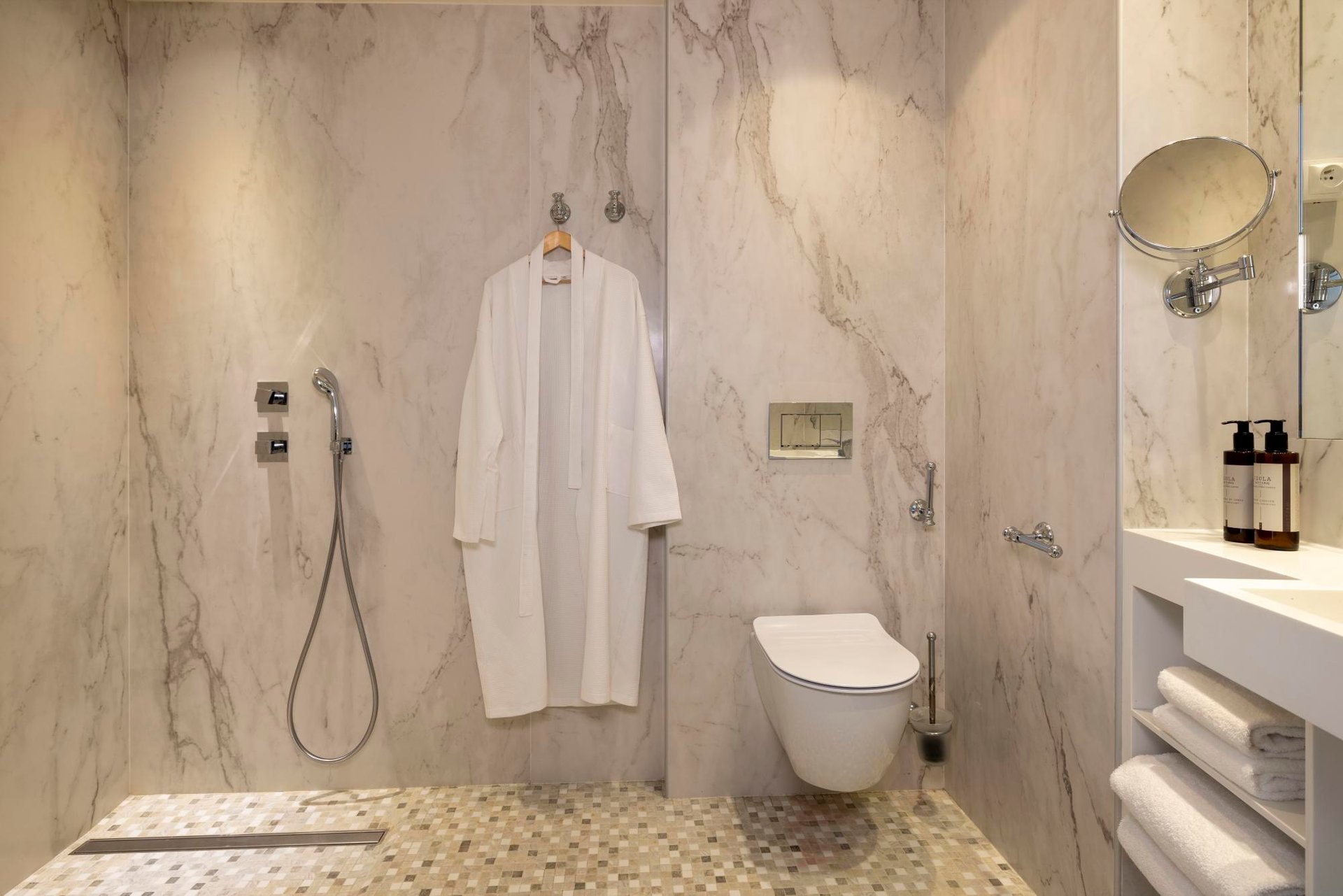 Hotel Toujours Prestige Patio Room Bathroom Shower