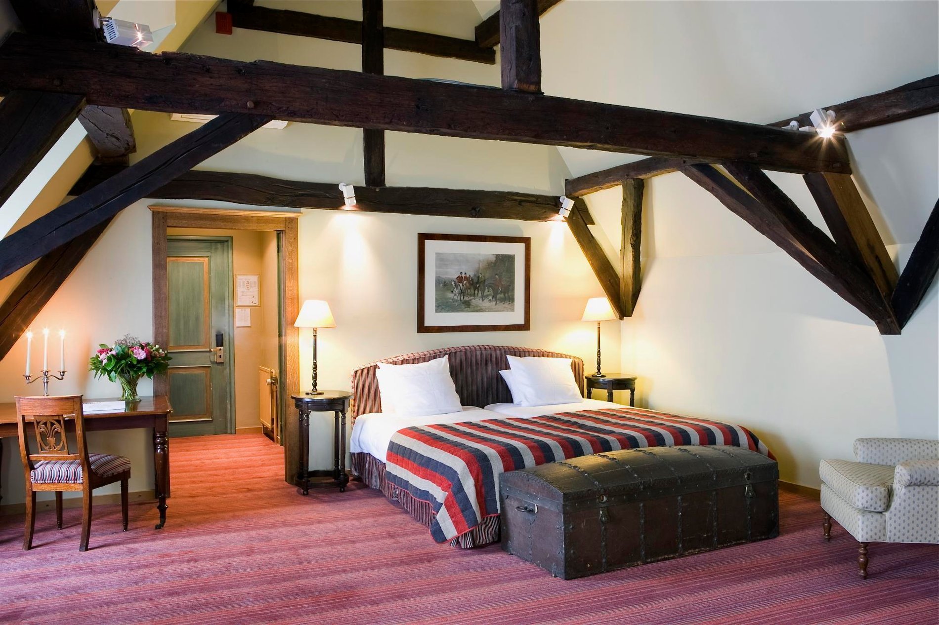Suite sous les poutres apparentes avec un style authentique à Martin’s Relais.