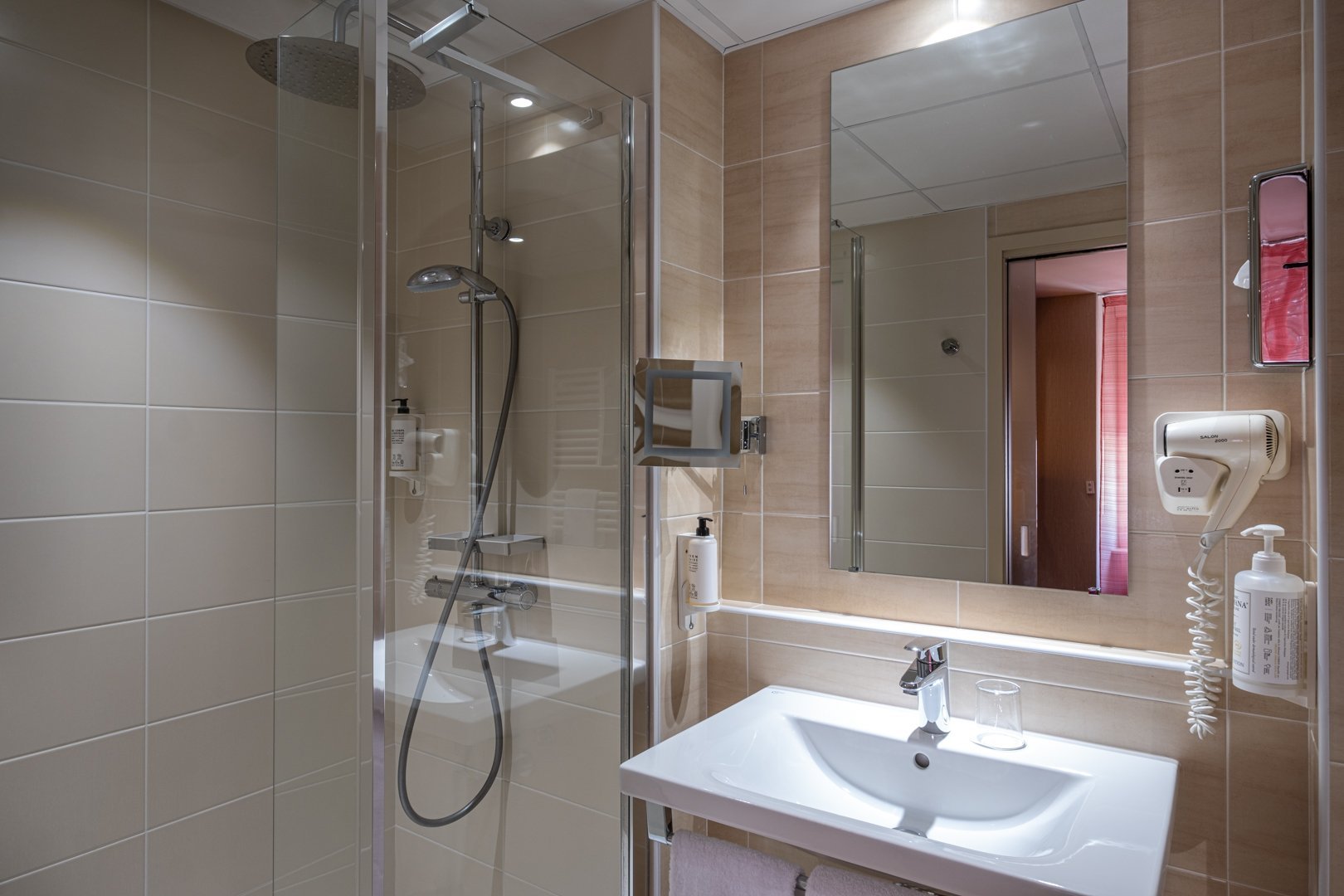 b174fff2-d8be-40f2-8e91-0880cd3d7ac3