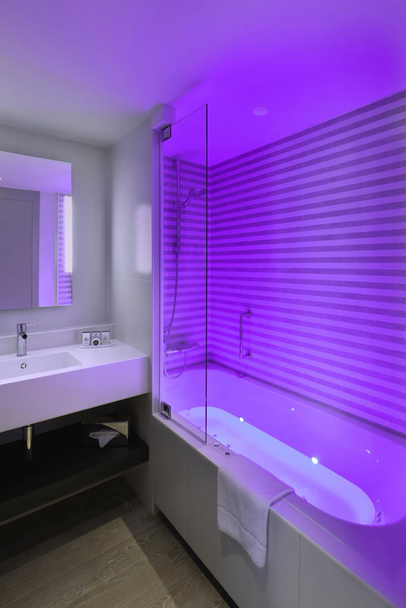 Moderne badkamer met LED-verlichte badkuip in de Great Lake View-kamer.