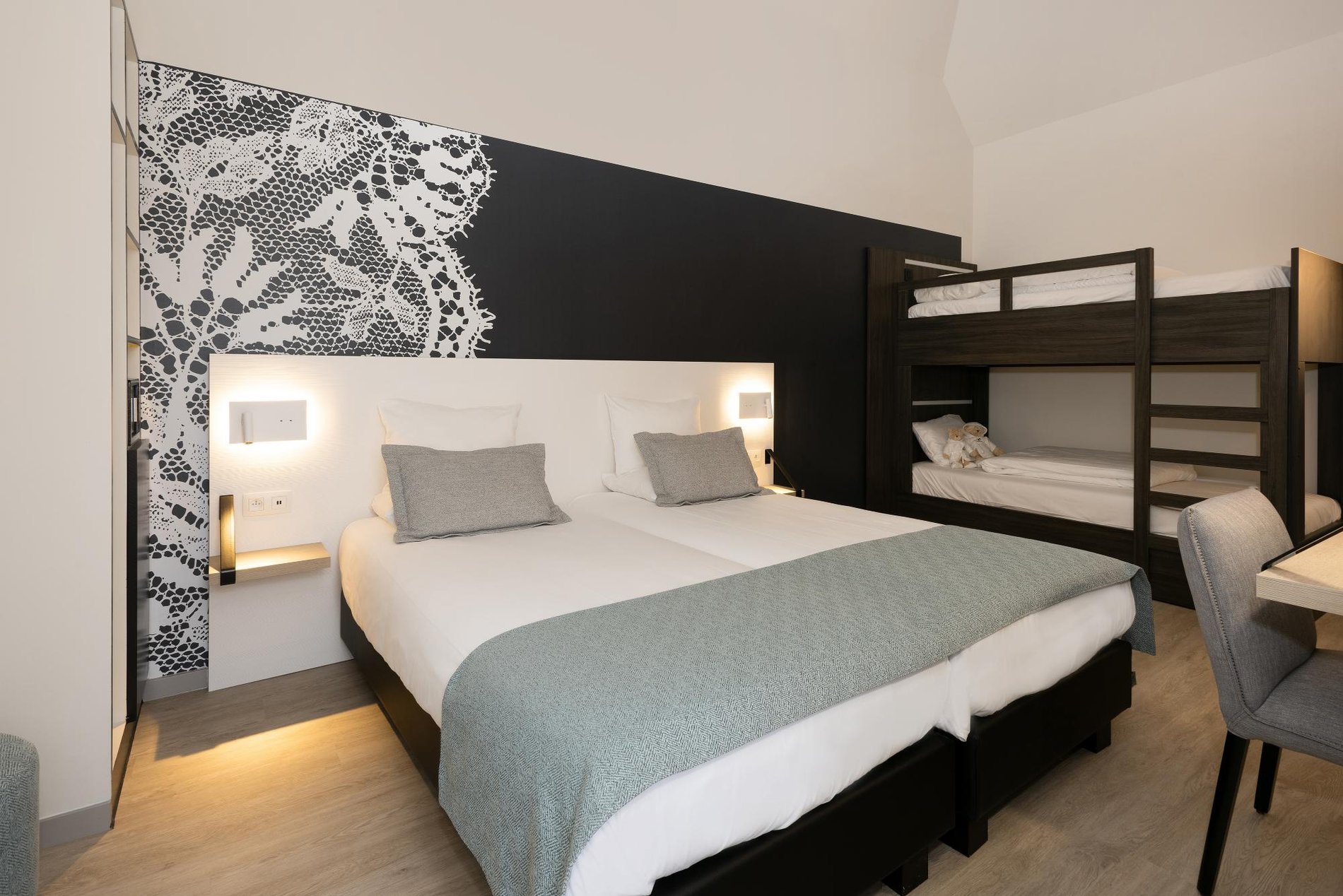 Familienzimmer ausgestattet mit Doppelbett und Etagenbetten im Martin's Brugge