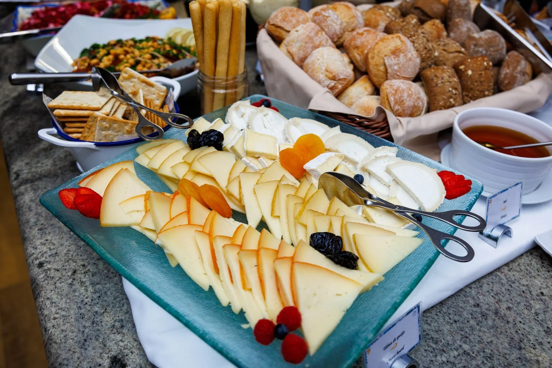 Disfrute de una selección de entrantes con quesos y mermeladas para su cena en el restaurante Dom Alimado del Hotel Jupiter Lisboa